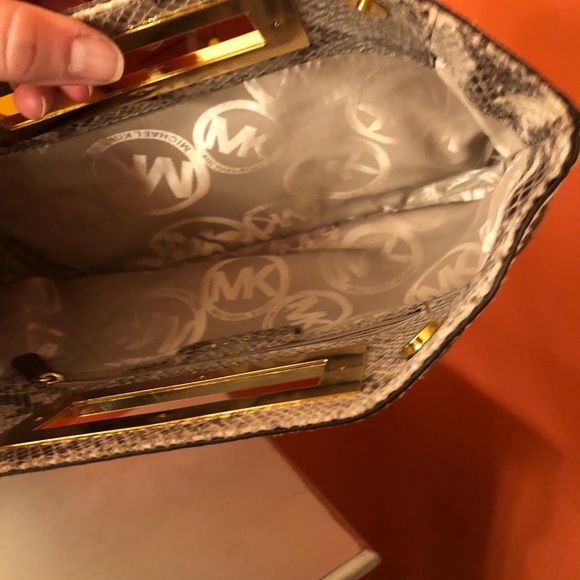 Michael kors handbag ☀️* - Picture 4 of 5